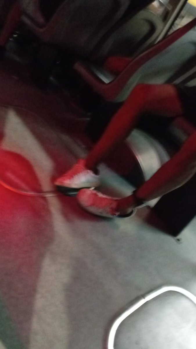 Hace pocos minitos en la Linea por  el Bajo Flores. Un delincuente viajando libremente con la pulsera en su tobillo.

Hay algo que todos sabemos: ES KUKA.