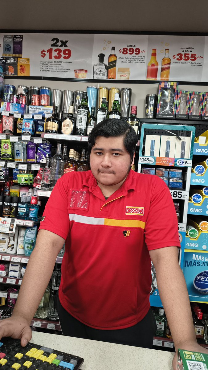 El_Seifi's tweet photo. @OXXO_Escucha Que pasó, dice tu empleado de la sucursal 12 de Abril que está en Riveras de la Purísima que no se pueden hacer devoluciones así que no quiso hacerme la devolución de un artículo, así son tus empleados? https://t.co/Dmav7I2zGg
