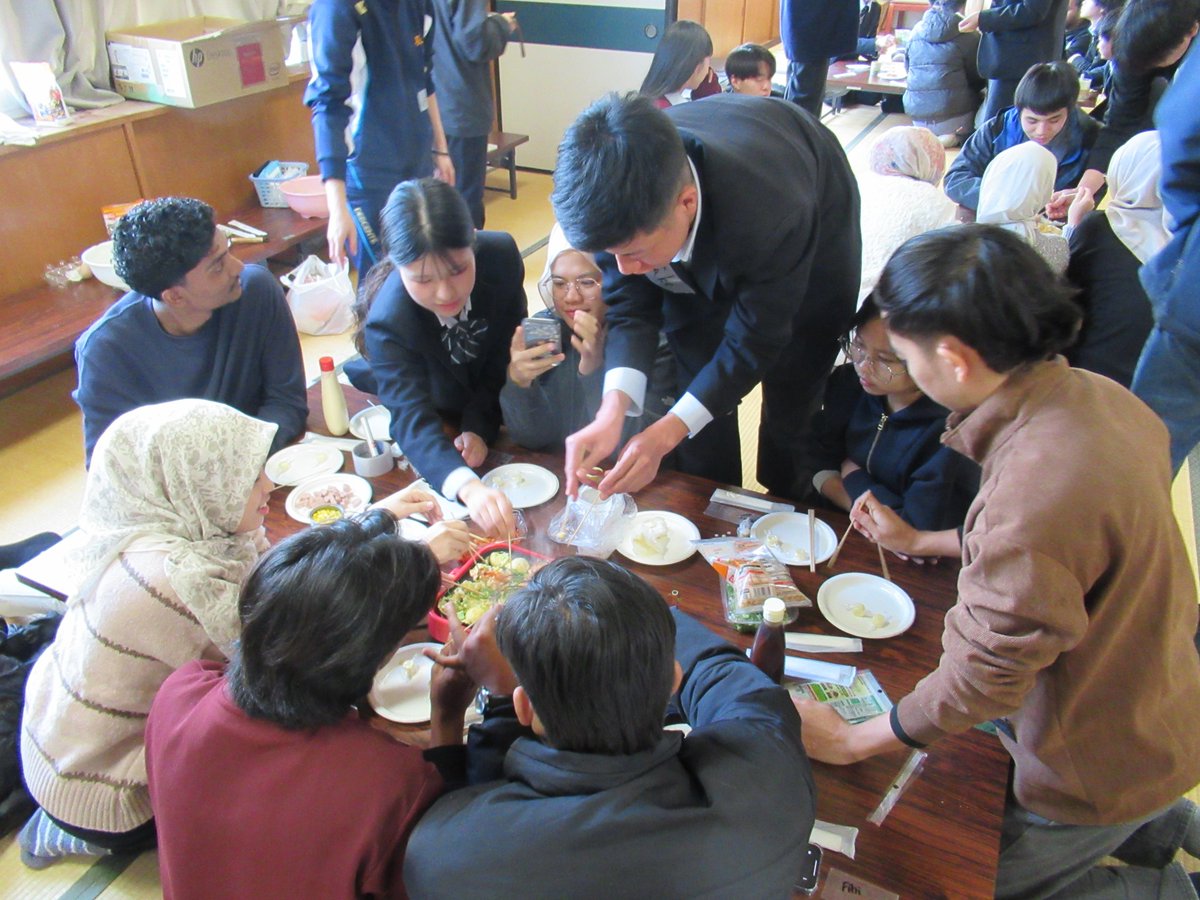yonago_kosen's tweet photo. 2/13～16に協定校のマレーシア・パハン大学の学生12名を迎え、本校学生と国際交流プログラムを実施しました。書道、たこ焼き作りなど日本文化の体験や、大山や出雲大社など山陰の魅力にも触れながら、学生同士が学び合い笑顔あふれる充実した交流となりました。
#米子高専
#国際交流
#Malaysia
#UMPSA https://t.co/RNmZeS8VWE