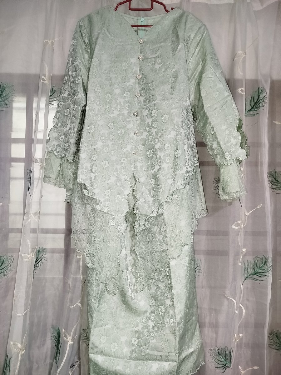 teumecertified's tweet photo. Hi sesiapa  yang belum ada baju raya tu boleh pm saya , saya nak letgo RM80 je. Baju dari kedai Zoe Arrisah. Area JB (boleh pickup or deliver.

Reason to let go :
 ✨ Tersalah saiz

Details:
✨ Sage green
✨ 2XL (cutting fit) - dada (39-40)
✨ New + bru keluar dari packaging https://t.co/QzWXTsaKnj