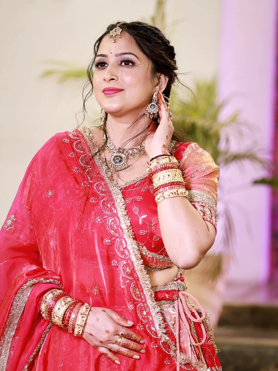 NeetuSaheli's tweet image. Every girl wants to feel confident and comfortable at a party. They don't want Makeup should feel heavy or artificial. It should match your outfit, skin tone, and your personality also. #BestPartyMakeupInMeerut #PartyMakeup #MeerutMakeupArtist #GlamLook #MakeupCare