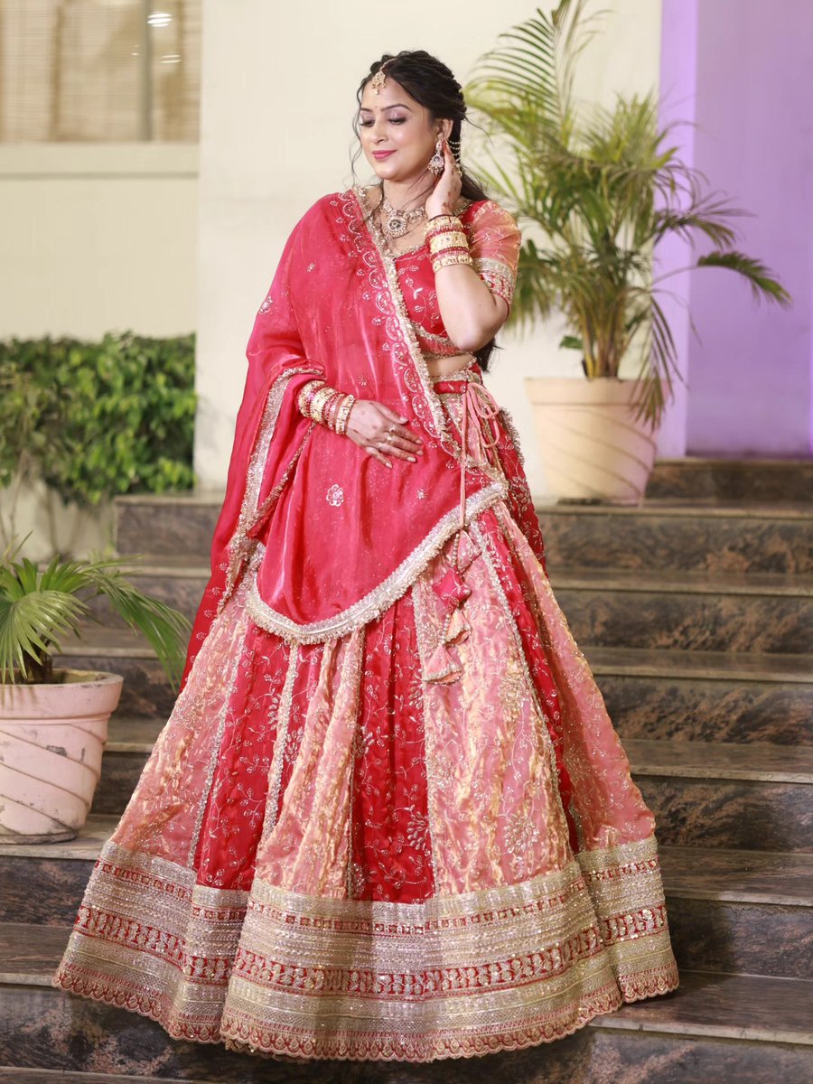 NeetuSaheli's tweet image. Every girl wants to feel confident and comfortable at a party. They don't want Makeup should feel heavy or artificial. It should match your outfit, skin tone, and your personality also. #BestPartyMakeupInMeerut #PartyMakeup #MeerutMakeupArtist #GlamLook #MakeupCare