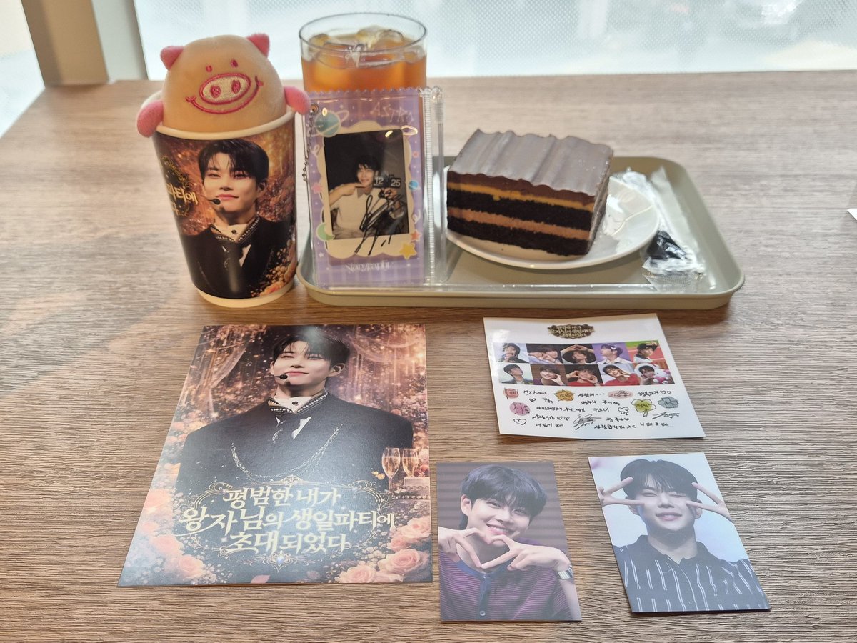 astro_aroha5's tweet photo. 🧡명준이 생일카페 투어🧡
📍엠무브카페
달달한 케이크와 커피 주문 후 2층으로 올라오니 아로하분들이 많이 계셨던 곳🥰
명준이 상징색인 주황색으로 꾸며져 있었고 예쁜 명준이 사진이 많아서 힐링 됨🫶
#말해뭐해_주니_생일
#🐎해뭐해_주니_생일
#엠제이 #MJ #김명준 #아스트로 #ASTRO @MJ_offcl https://t.co/oL1NUoMhre