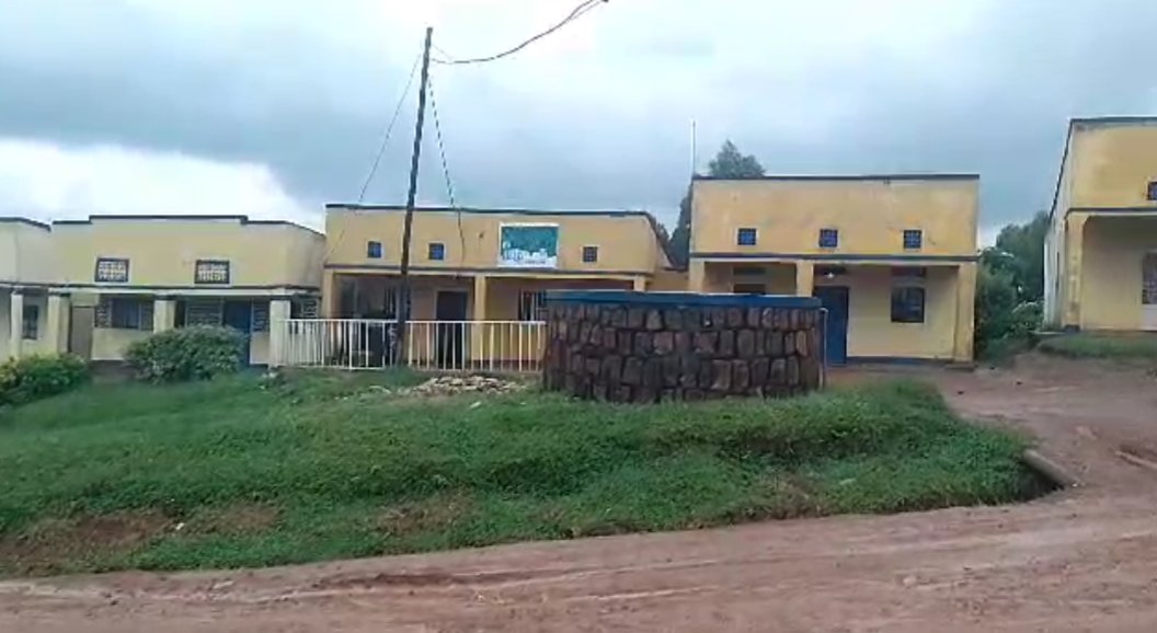 radioishingiro's tweet photo. Bamwe mu borozi bo mu murenge wa #Kanigaย muri centre ya Mulindi barashinja uwitwa #Moreen Nyir'ikaragiro ry'amata riri muri iyo centre kubambura FRW yabo, iyo banagerageje kumuhamagara kuri Telephone ย ahita abakupa bakaba basaba inzego z'ubuyobozi kubishyuriza amafaranga yabo https://t.co/6ZGnAy7Ecx