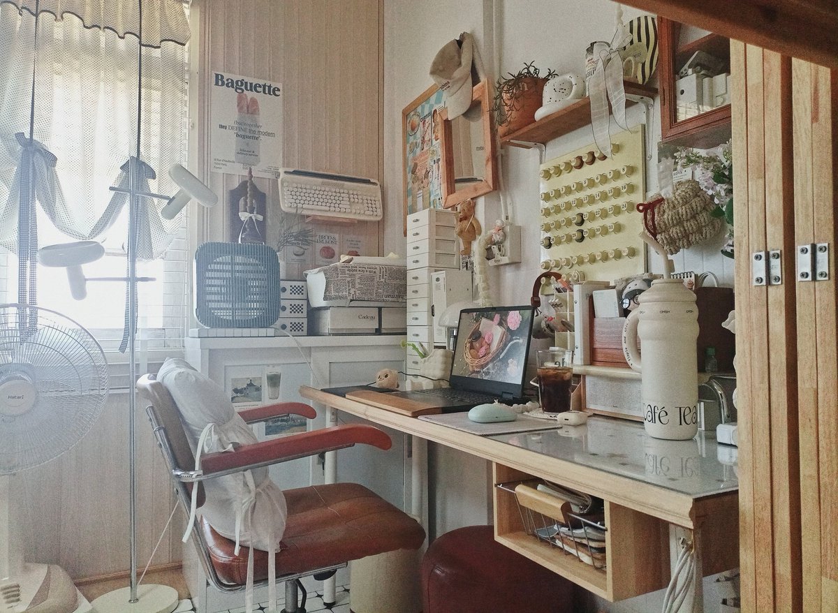 ในห้องตอนนี้คือ ฝั่งนึงคือโต๊ะทำงาน ฝั่งนึงเตียงนอน ฝั่งนึงมุมแต่งตัว อีกฝั่งตู้นิยาย = แทบไม่ต้องออกจากห้องแล้วเป่าาา 🤤✨