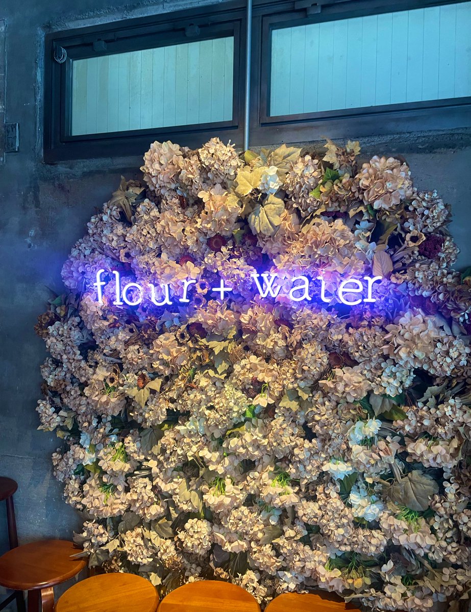 週末はflour+water 中目黒でランチ🫶
1,980円でパン4つと選べる1品（スープorサラダorデザート）、紅茶飲み放題と高コスパで、特に純生食パンは絶品でした😌
ただ、人気すぎて朝9時の整理券配布前から列できてて、私は9時着で13時半の案内だったので要注意⚠️(スペシャルブランチなら予約可能です)