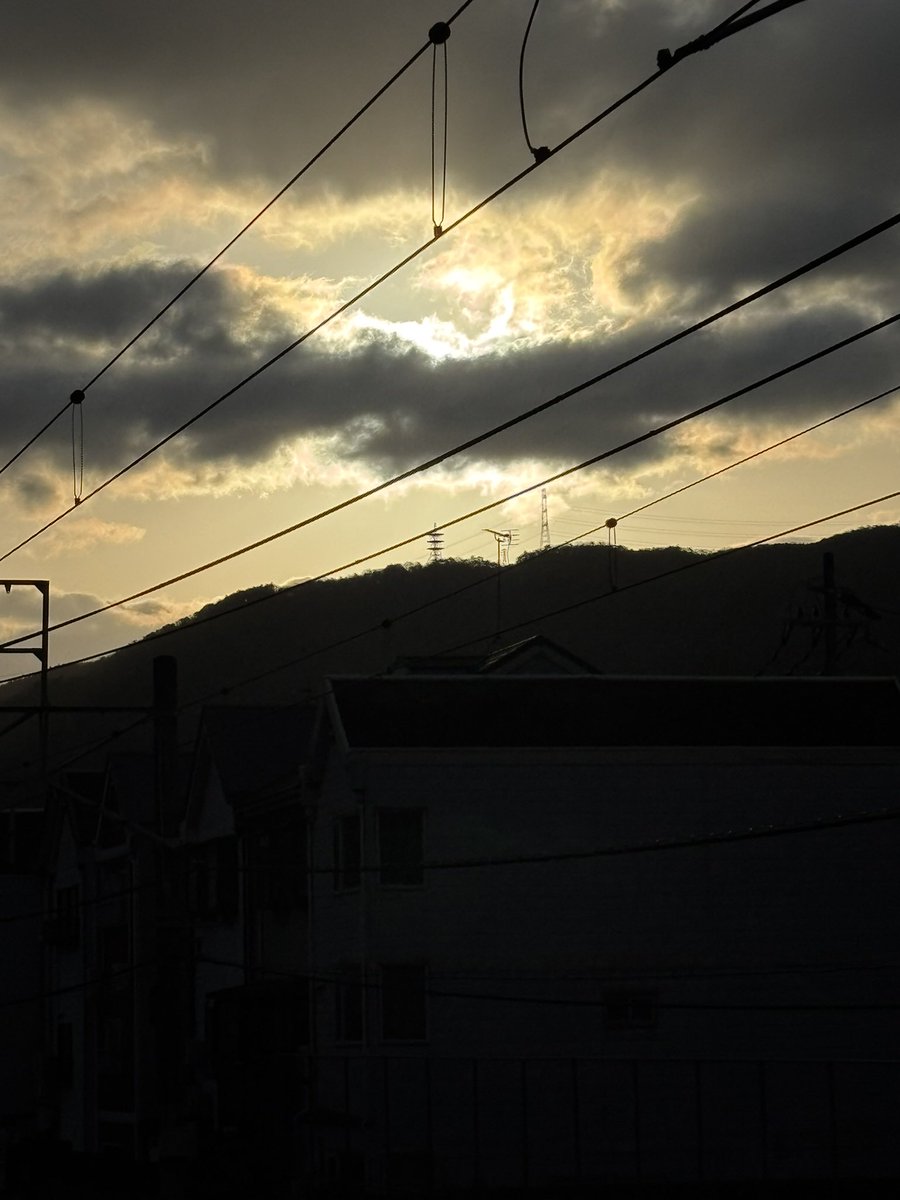 今朝は朝早くから家を出て仕事場へ。山科駅ホームから見える山陰から雲の向こうに太陽の光が。色々な国際情勢や家族のことなど心配なこともあるけれど、雲間の光のような状態に心が解かれる思い。色々うまく行きますように！