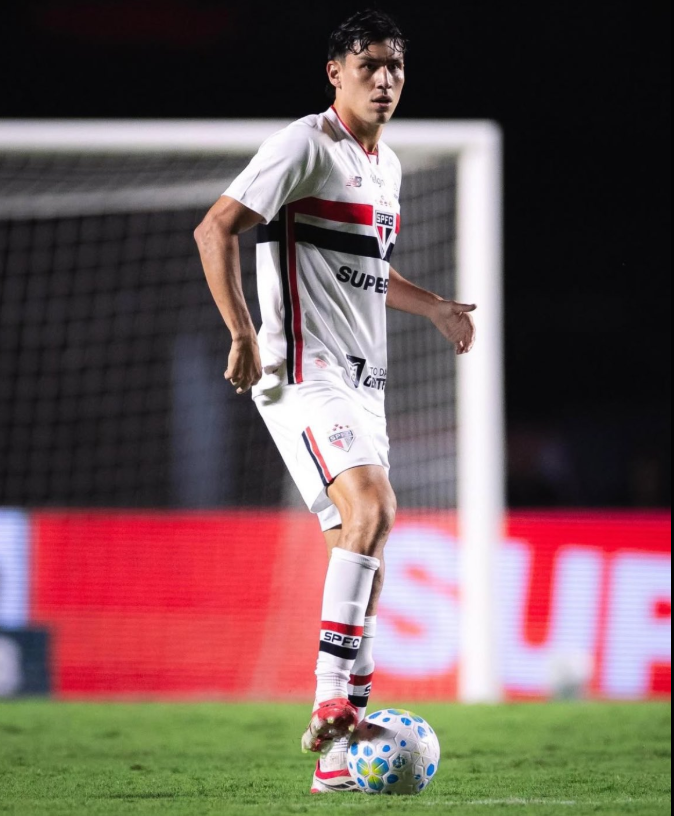 cfred_amaral's tweet photo. REFORÇO GRINGO NO BOTAFOGO

Chegou em forma de empréstimo, o zagueiro Nahuel #Ferraresi, vindo do São Paulo.

O Botafogo vai pagar 400 mil reais fixo + 400 mil reais em metas atingidas de performance.

Zagueiro chega para disputar a titularidade com Mateo Ponte, Justino e mais. https://t.co/e9IzShPVOv