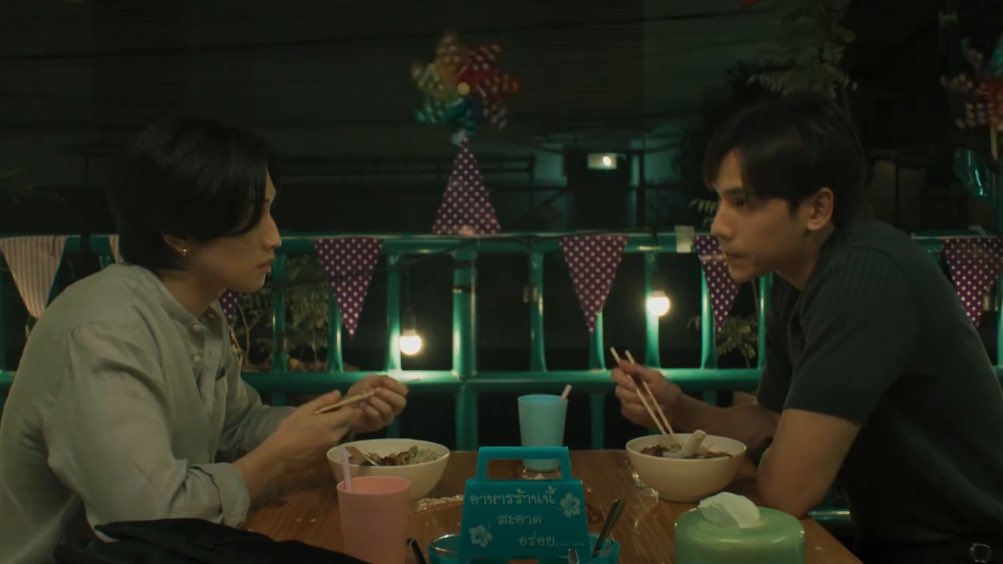 มัมหมี : เออ จนก็อยู่ส่วนจนดิ จะพาลูกฉันไปลำบากทำไม อยู่บ้านลูกฉันเป็นคุณหนู มาอยู่กับไอ่หมอนี้ลำบากมาก งานพิเศษก็ต้องทำ แถมพาลูกฉันมากินก๋วยเตี๋ยวริมคลองอีก

เกรท : หนูรักเค้า 🥺