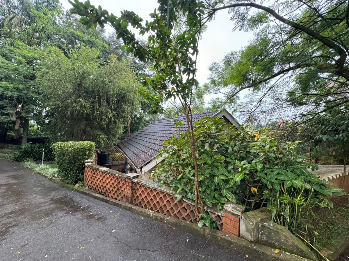 tic_ber2's tweet photo. Property for Sale

Location: Muyenga – Tank Hill Road, Kampala
Plot Size: 92 Decimals ( 0.9 acres)
Accommodation: 6 Beds
Amenities: Swimming Pool | Wide Garden

Purchase Price: USD 750,000

Prime hilltop location with expansive land size  suitable for luxury residential living, https://t.co/kY23S3tvEF