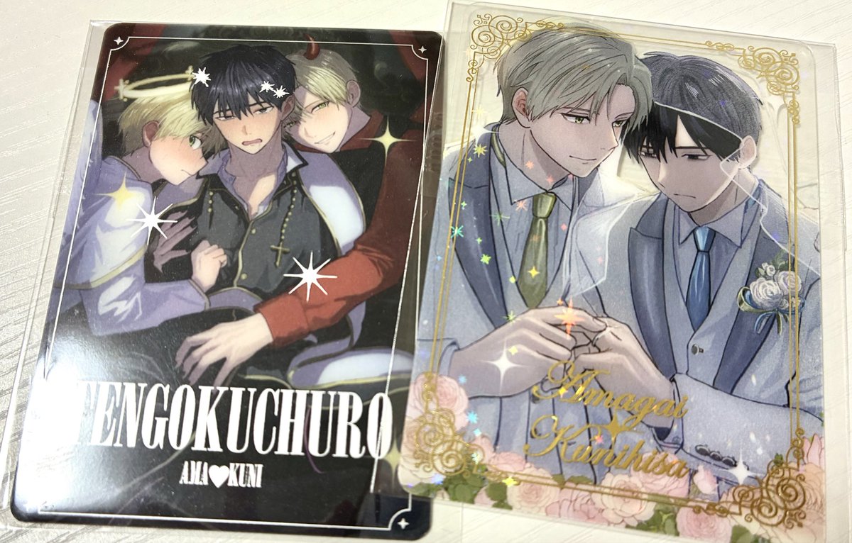 箔押しクリアカード届いた…！ 左が銀箔の半透明 右が金箔のホログラム