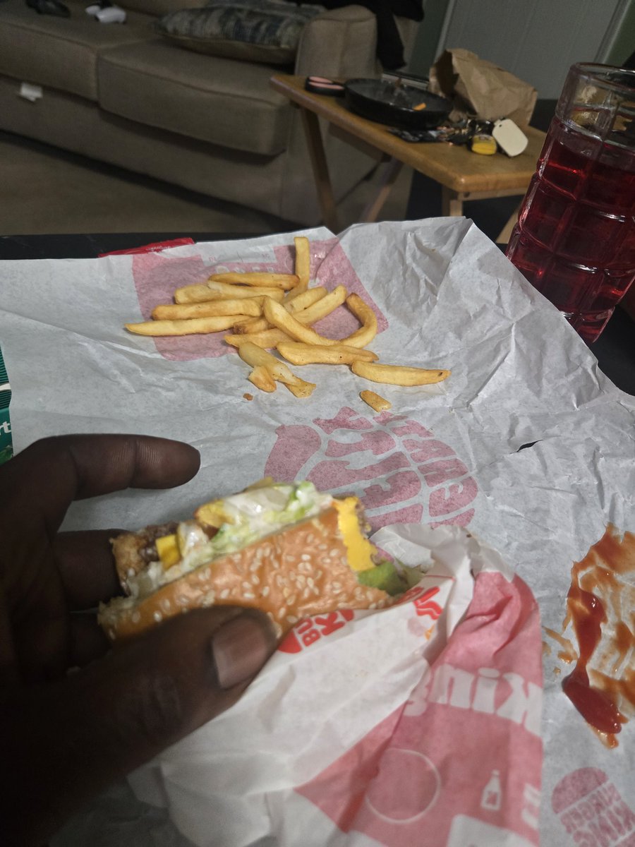 shawtyfromdaA's tweet photo. I WAS JUST ABOUT TO GET A @BIGARCH FROM @McDonalds BUT WHEN HOW I SEEN THAT CEO TOOK THE LITTLEST BITE I EVER SEEN IN LIFE AND CALLING IT A PRODUCT WHICH THE WHOLE VIDEO WAS CRINGEWORTHY SO I TOOK MY FOOD TALENTS TO @BurgerKing AND GOT ME.A WHOPPER YA DIGG! https://t.co/69dRbMX7Ju
