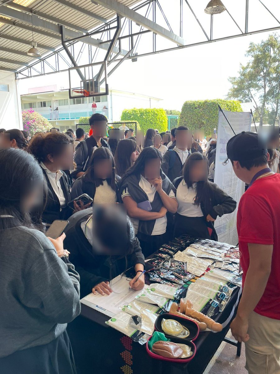 Agradecemos la invitación de la dirección de la PREFECO🏫para realizar la jornada de promoción de la #salud y #derechos a la comunidad estudiantil. Con el apoyo de la Embajada de @franciaenmexico y el Colectivo Michoacán es Diversidad, ha sido posible incidir en más espacios.
