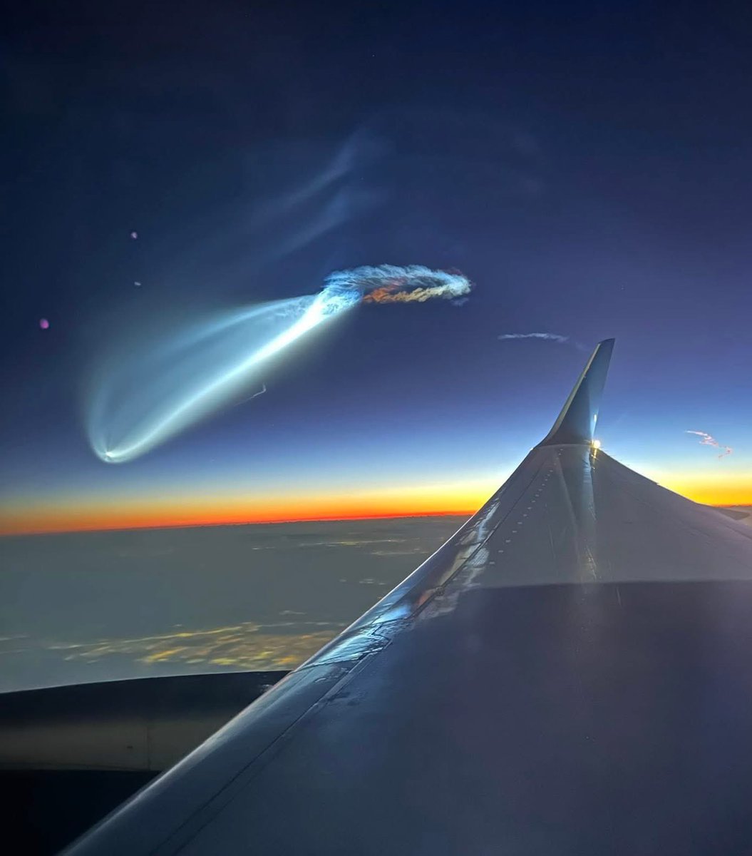 ACTIVEEEUU's tweet photo. 🚨CLOUD OF MEDATINA! 🚀 New photos arriving through Florida since SpaceX's launch this morning! It has this unique appearance because the rocket and the feather are high enough above Earth to be illuminated by sunlight, but near the ground for us it is still dark before dawn. https://t.co/eIIL8G11g3