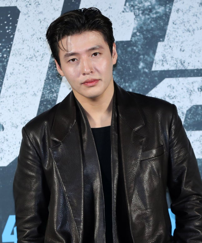 KoreanUpdates's tweet photo. #KangHaneul reportedly will star in a medical drama #MindDoctor based on a webnovel with the same title. Story of a genius, emotionless surgeon who abandons everything and begins working in a psychiatric clinic after an incident.

https://t.co/vBbzA0TtWc
#KoreanUpdates VF https://t.co/A3QI0XecJa