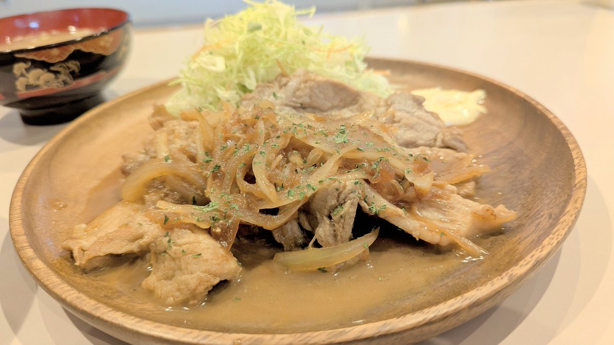 2/18に日詰駅前にオープンした【銀銀食堂】さんにて『ロース生姜焼き』￥800をごはん大盛￥100で😋
生姜強めの割とパンチのあるお味で、厚めのロース肉は柔らかくて歯切れも良く添えられたマヨが最高👍
🍚大盛でこの量ならペース配分も問題なく大満足😋
※ワンオペでやられてるので時間に余裕を☝️