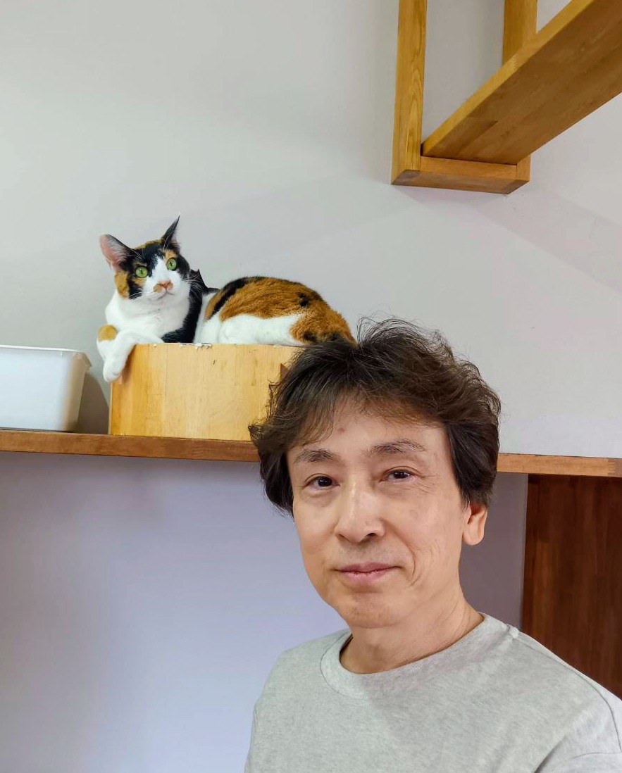 shogi_osaka's tweet photo. 3/14は浦野真彦八段のお誕生日です。おめでとうございます！※写真は本人提供                      

浦野八段Q&amp;A①           
Qファンの皆様に一言→詰将棋は解ける問題が楽しくてオススメです！
Qついつい買ってしまうもの→猫タイ。
Q関西で1番面白い先生は？→無敵の海法さん。

#関西棋士誕生日 https://t.co/kixPpP5pJe