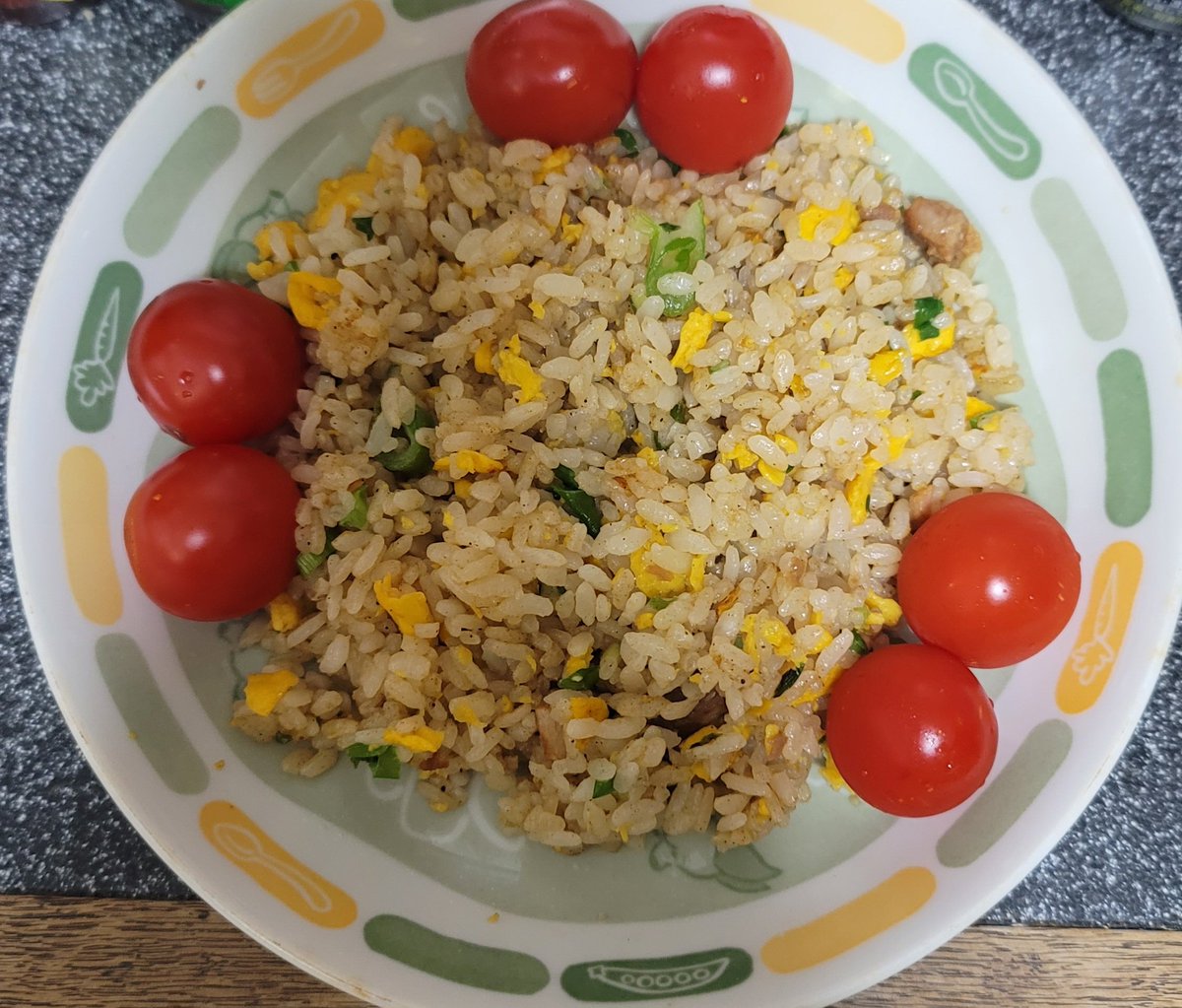 おっ昼ごはーん‼️
今日は炒飯withミニトマト🍅🍅
みんなは何食べる？

笑顔の1日を🍀Happy day💗

#お昼ご飯
#炒飯