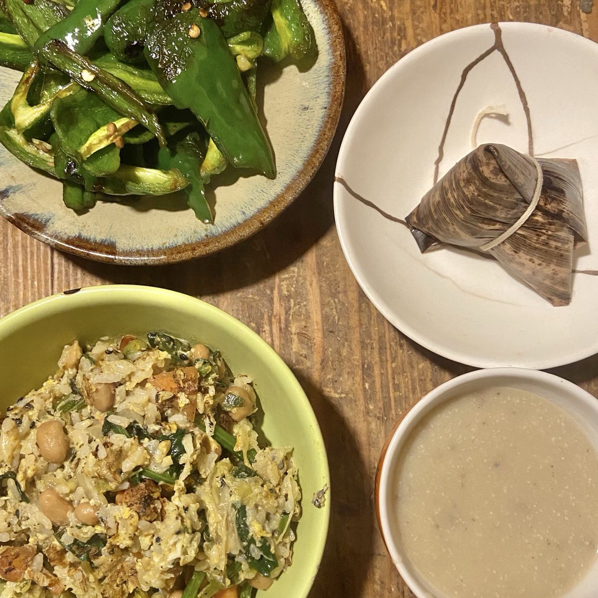 mutoukegohan's tweet photo. 3/4 晩 残飯炒飯 gc中華ちまき にんにく醤油ピーマンさっと焼 ポタージュスープ（昨日の+豆乳) 久々娘と食卓につく引越したら転出転入届を出す以外に何をしないといけないのかと質問される！いよいよですなあ https://t.co/3PjxdYaVch