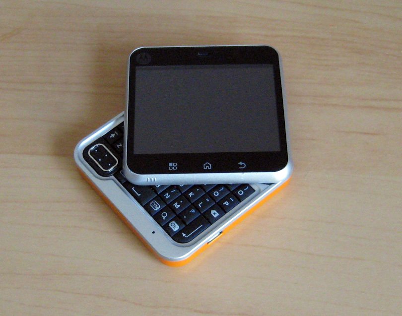tipokart's tweet photo. @hkyamane Motorola Flipoutの新型が出るのかぁ。 HTC Chachaの新型（実際はClicks Communicator）も出るし、リバイバルが凄いなぁ。

え？！？違うメーカーの違うモデルなの？！？！ https://t.co/FKJ3oaudJg