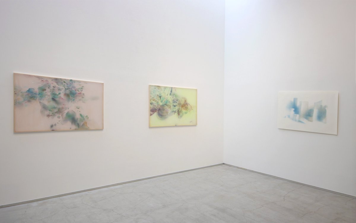 【作家在廊予定｜1階展示風景】

会期中の作家在廊予定日は以下の通りです。
3/14（土）
3/20（金・祝）
3/28（土｜最終日）

展示作品（左より）
《曲がり角D》2026
《軒先K》2026
《Passing freighter》2026

木村萌「景色のまたたき」
2026.02.27 Fri – 03.28 Sat
lokogallery.com/archives/exhib…
