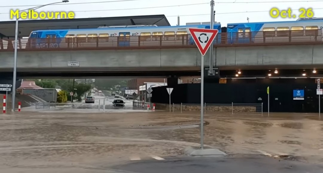 ThoseSkyrails's tweet photo. The classic political claim that #skyrail is cheaper was pushed hard during Melbourne's crossing removal debates & has a way of boomeranging right back as the full picture emerges. Release the data? 15billion dollars?
#ThrowUpThursday #laborfail #auspol #springst #wetoldyouso https://t.co/oBVHevDT03