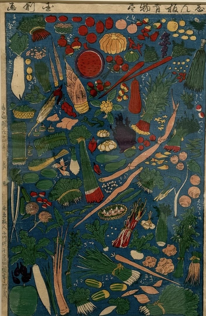 George2725's tweet photo. 先日見た「物尽くし」と呼ばれる浮世絵の一種で「青物尽くし（あおものづくし）」という作品。
当時の野菜が色鮮やかに描かれている。

一つ一つの野菜の横に当時の呼び名が平仮名で書き込まれている。
俺は何故かPhotoshopを思い出した。

他の浮世絵とは違った趣がある😯👍 https://t.co/0e48Btz6y3