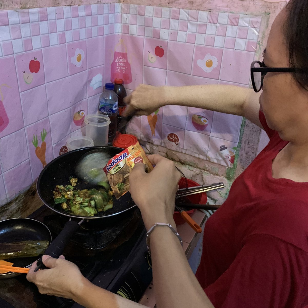 yudhabramasda's tweet photo. pencapaian tertinggi gue di umur 27 taun: bantuin nyokap masak pas sahur 👍 https://t.co/UApQD7CdDj