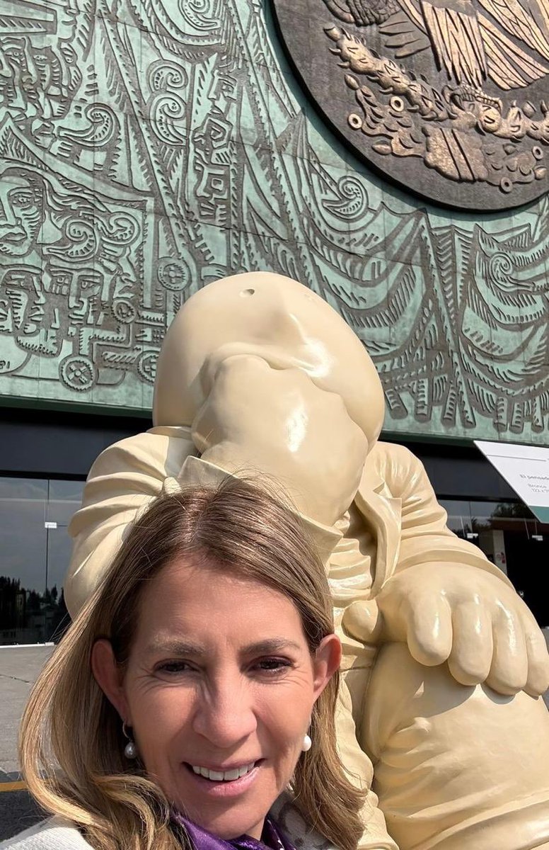 ¡Maravilloso día!✨
Hoy en San Lázaro, frente a Timoteo, el pensador.

Esta escultura nos recuerda la importancia de reflexionar antes de cada decisión.✨🫶🏻

#CercaníaQueTransforma #TrabajoLegislativo #LegislarParaTuBienestar #EscucharParaTransformar #Xalapa #Distrito10 #Morena