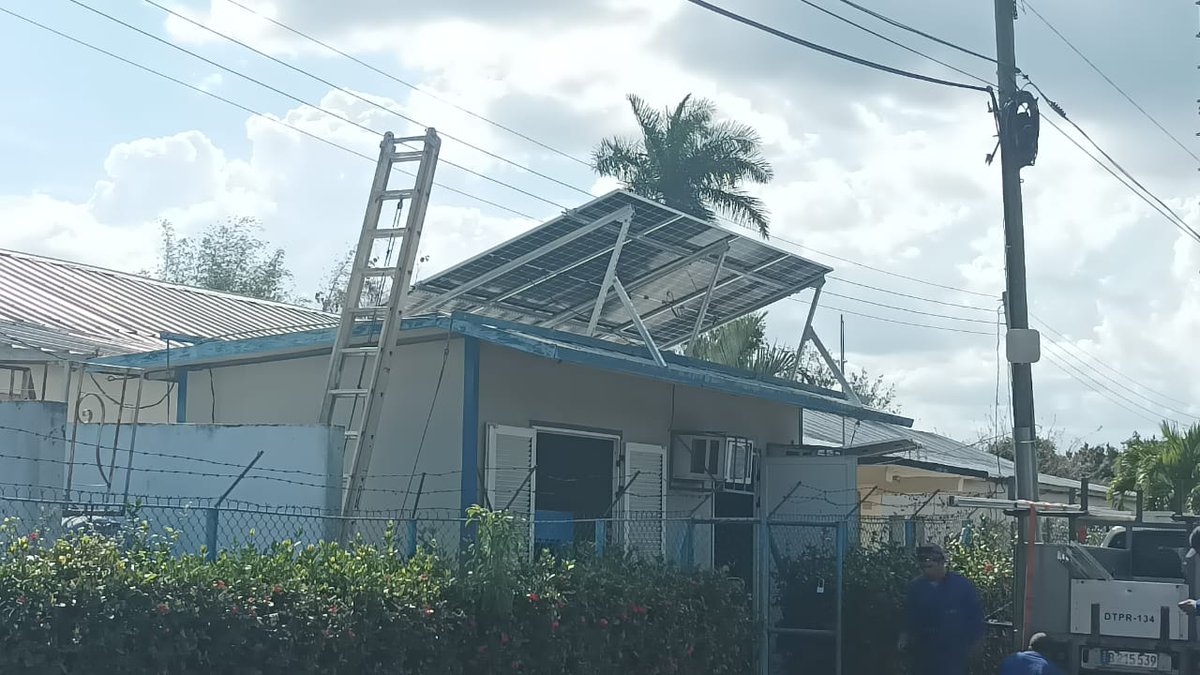 mijaelcs1985's tweet photo. Hoy se realizó montaje de sistema fotovoltaico 🌞 en el poblado de Cabeza, municipio #MinasDeMatahambre, provincia #PinardelRío. El mismo garantiza la sostenibilidad de los servicios de telecomunicaciones fijas☎️, wifi 🛜 y nauta hogar📱en el territorio. https://t.co/OlAlfUMTOl