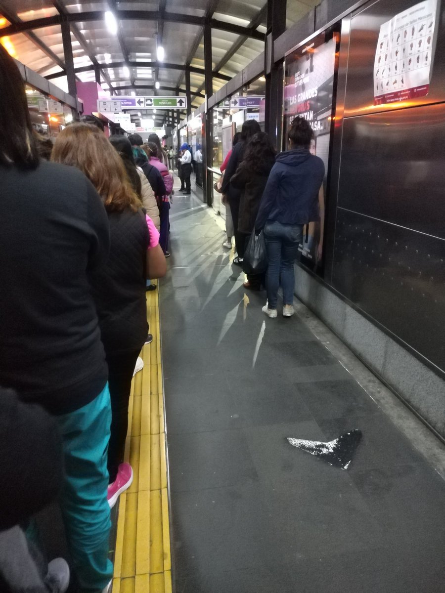 kellie_rocks's tweet photo. Oye @MetrobusCDMX, en Etiopía las policías están plática y plática en vez de poner orden en las filas. Dejan que se hagan filas alternas cuando hay filas definidas para abordar a Tepalcates. https://t.co/h3CYl9GVo0