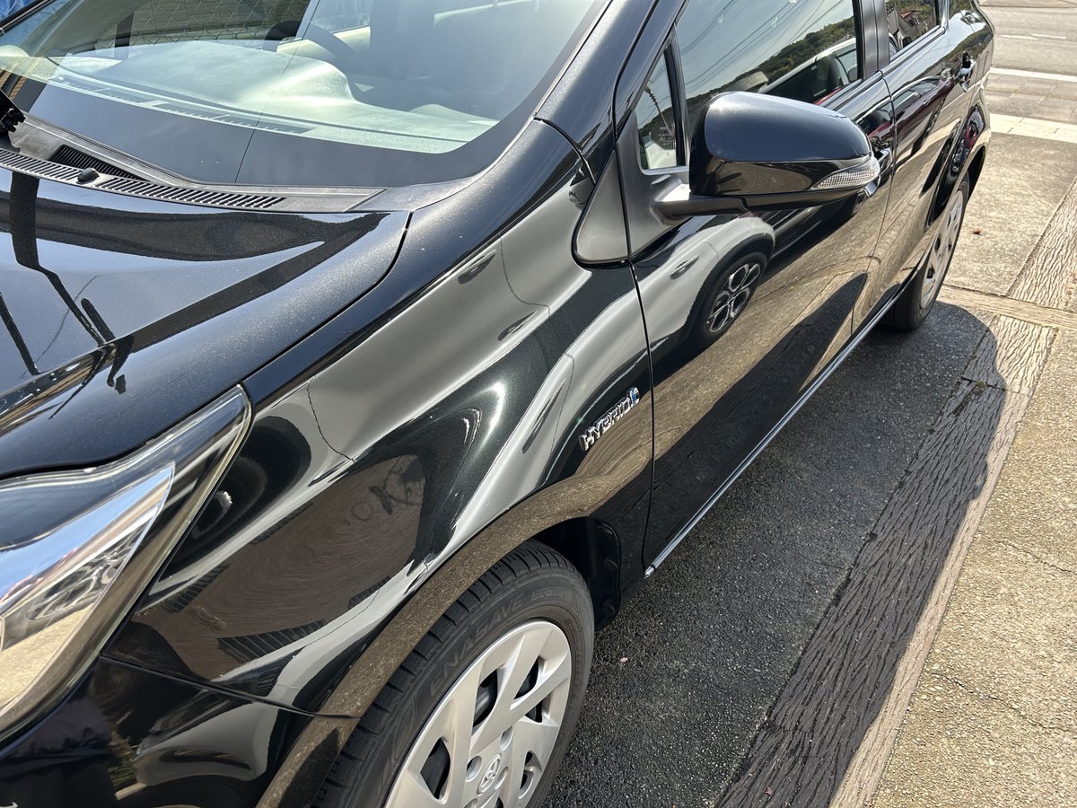 9ri_i's tweet photo. 日曜日の洗車② アクア
フロントガラスのリセットとコーティングしたのでついでに車体の洗車❗️
シャンプー洗車しつつガレクラさんのTFRで汚れ除去して濯いで拭き上げ。ガレクラさんのブラックブースターでコーティングして、拭きあげ完了です。
黒艶満足👍
#洗車
#garageklein https://t.co/ydt5nK3m0h