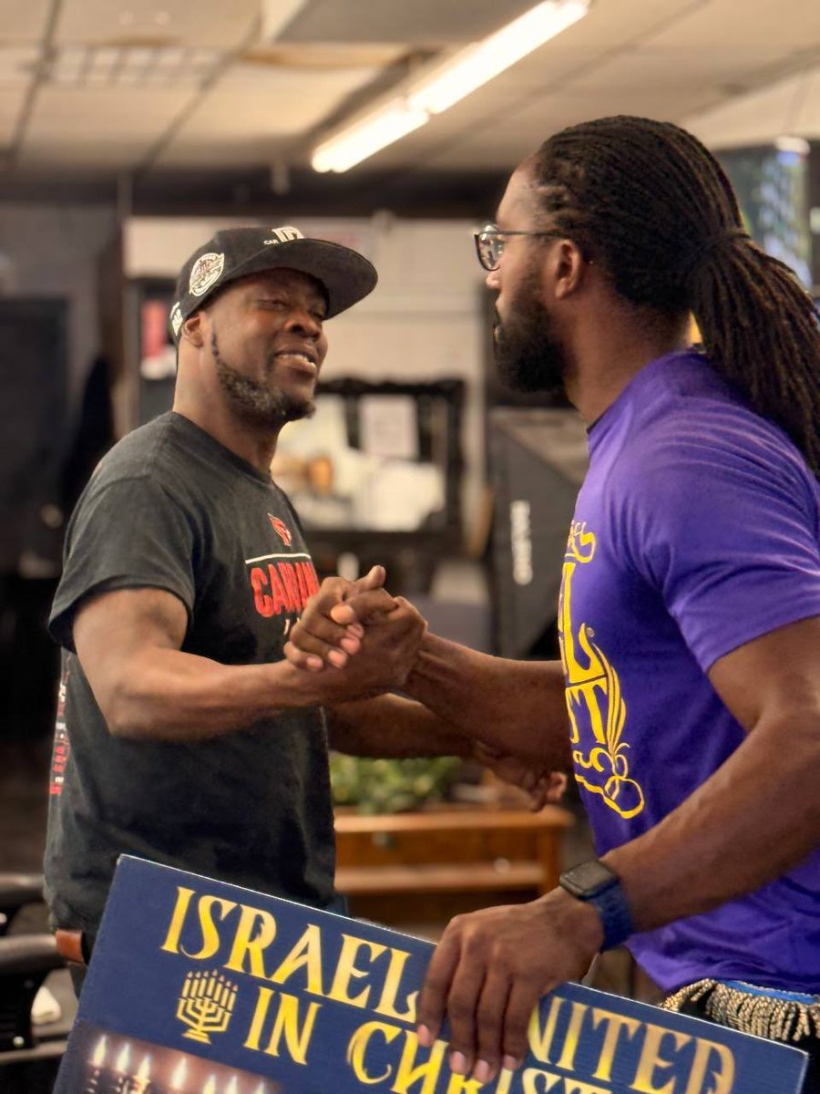 Israelunitedtu1's tweet image. Clippers buzzing, spirits lifted. 💈 We stepped into the barbershop and left with hearts captivated and minds awakened. Outreach done right.

#BarberShop #Sabbath #Wakeup #wisdom