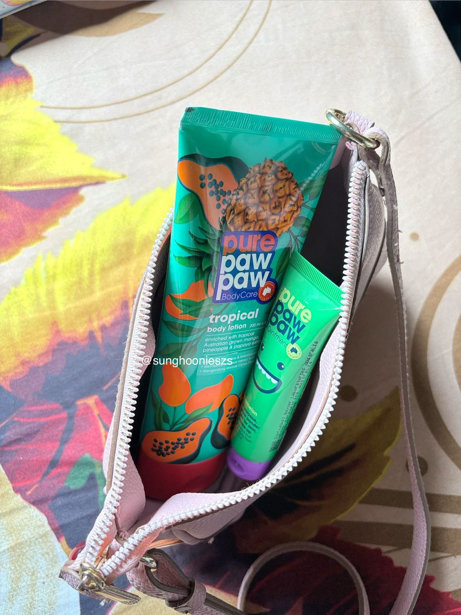 sunghoonieszs's tweet photo. What’s in My Bag &amp; Daily Body Care Essentials akhir-akhir ini 👜✨
Ada 2 produk yang lagi wajib banget aku bawa:
🍍 Pure Paw Paw Body Care Tropical Body Lotion
🍉 Pure Paw Paw Ointment Watermelon
Serius, ini combo penyelamat kulit keringku 🫶 #MyDailyPAWer https://t.co/Zs4GtrWDC5