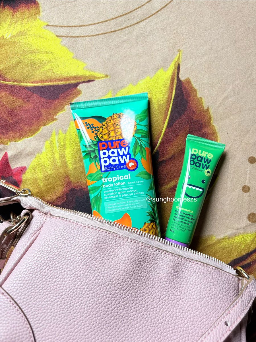 sunghoonieszs's tweet photo. What’s in My Bag &amp; Daily Body Care Essentials akhir-akhir ini 👜✨
Ada 2 produk yang lagi wajib banget aku bawa:
🍍 Pure Paw Paw Body Care Tropical Body Lotion
🍉 Pure Paw Paw Ointment Watermelon
Serius, ini combo penyelamat kulit keringku 🫶 #MyDailyPAWer https://t.co/Zs4GtrWDC5