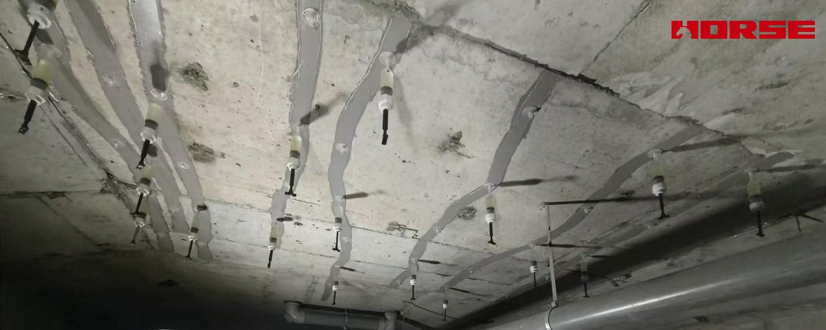 Shhorse_HM's tweet photo. Many 0.2mm‑0.25mm longitudinal cracks appear on bridge segments, mid‑span and side‑span.
These cracks are mainly caused by concrete shrinkage, temperature stress and traffic fatigue.
Low‑pressure injection with low‑viscosity epoxy structural adhesive https://t.co/SQpPBaWtGq