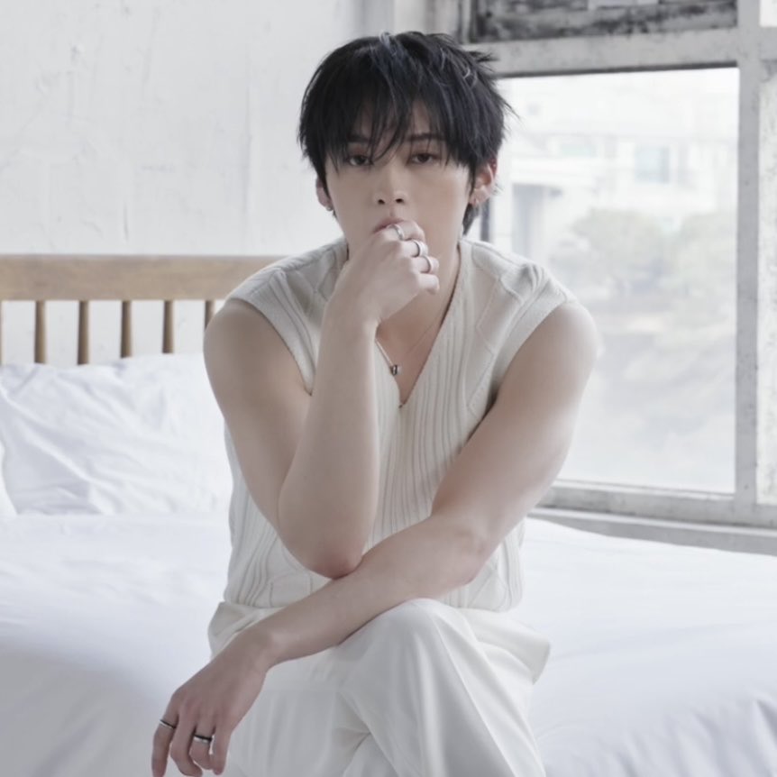 linotexts's tweet photo. LEE KNOW ARMS https://t.co/0kfhpKs0cP