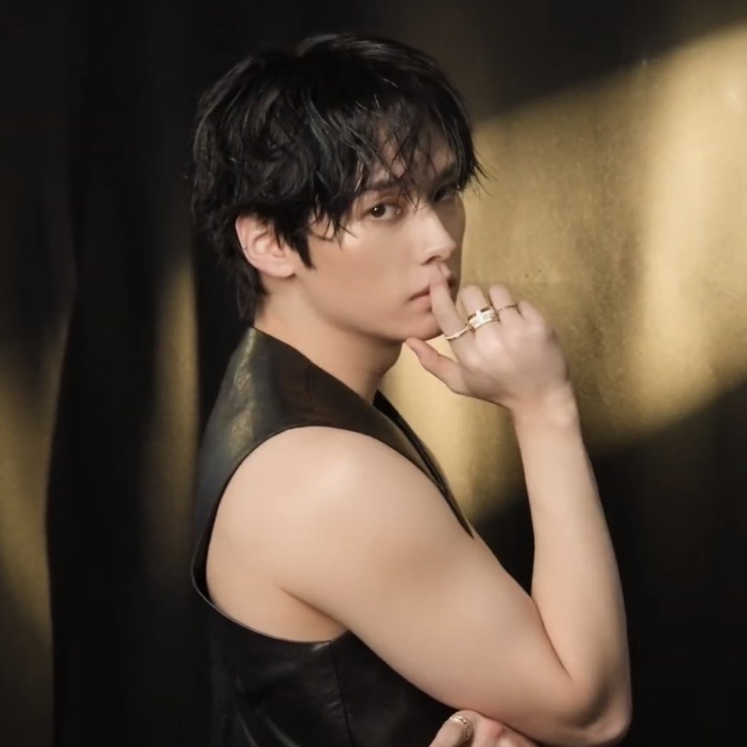 linotexts's tweet photo. LEE KNOW ARMS https://t.co/0kfhpKs0cP