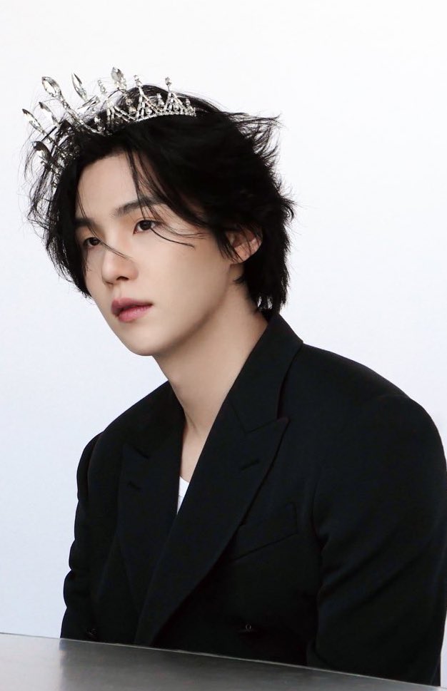 Curie94's tweet photo. this Netflix yoongi reminds of crown prince yoongi from d-day era https://t.co/AFTcnEIhLa