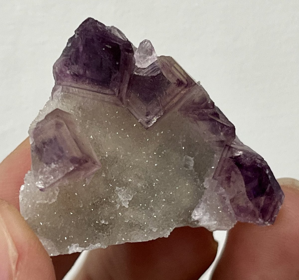 社長が倉庫から持ってきた中国産フローライトの中に、見たことのない