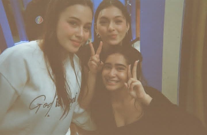 talmejes's tweet photo. krystal w/ eli &amp; way! ang mga babaeng suki ng kiss niya sa bnk!🫶🏻 https://t.co/v0jkS7P4y5