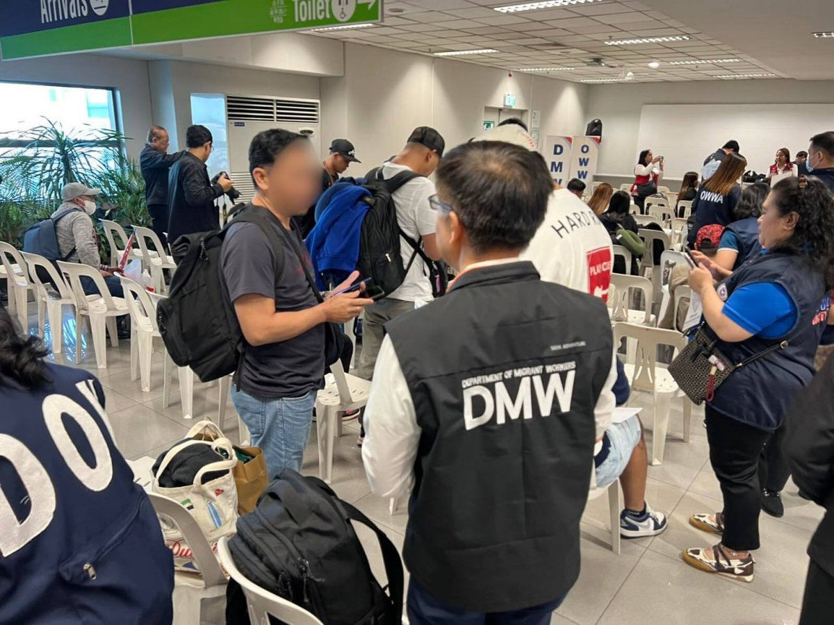 NET25TV's tweet image. HALOS 300 OFWs, BALIK-PINAS NA

TINGNAN: Ligtas na nakauwi ng bansa ang 299 Pilipino mula sa Middle East ngayong Huwebes, Marso 5.

Nakarating sila sa NAIA Terminal 3 mula sa Dubai sakay ng Emirates Airlines Flight 336.

📷: DMW

#NET25NewsandInformation #DMW #OFWs #Dubai