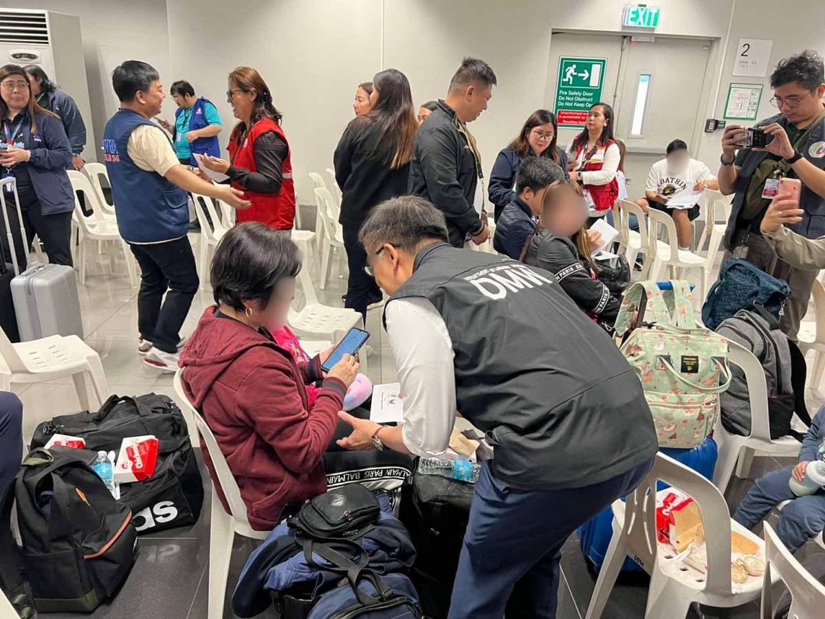 NET25TV's tweet image. HALOS 300 OFWs, BALIK-PINAS NA

TINGNAN: Ligtas na nakauwi ng bansa ang 299 Pilipino mula sa Middle East ngayong Huwebes, Marso 5.

Nakarating sila sa NAIA Terminal 3 mula sa Dubai sakay ng Emirates Airlines Flight 336.

📷: DMW

#NET25NewsandInformation #DMW #OFWs #Dubai