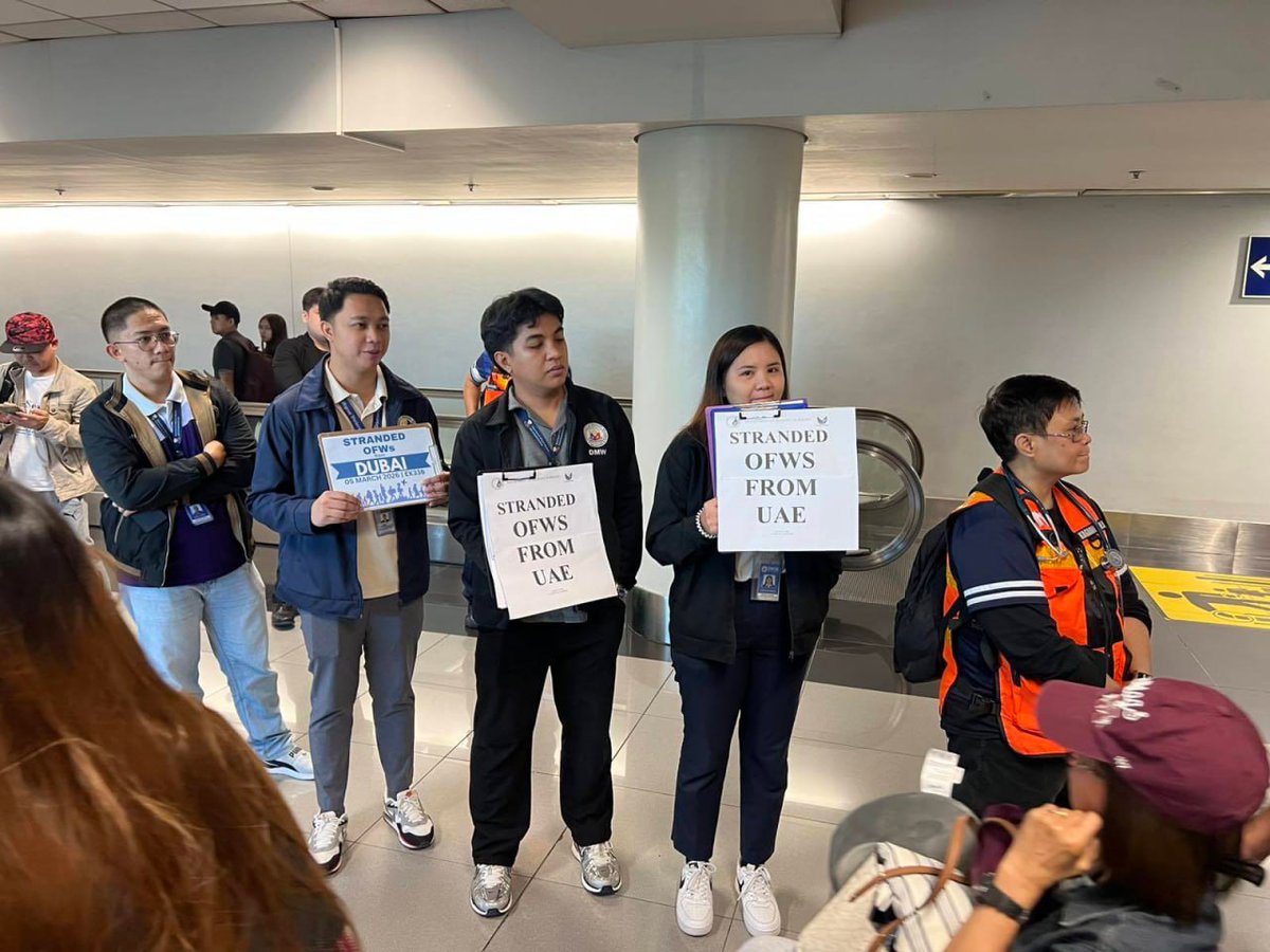 NET25TV's tweet image. HALOS 300 OFWs, BALIK-PINAS NA

TINGNAN: Ligtas na nakauwi ng bansa ang 299 Pilipino mula sa Middle East ngayong Huwebes, Marso 5.

Nakarating sila sa NAIA Terminal 3 mula sa Dubai sakay ng Emirates Airlines Flight 336.

📷: DMW

#NET25NewsandInformation #DMW #OFWs #Dubai