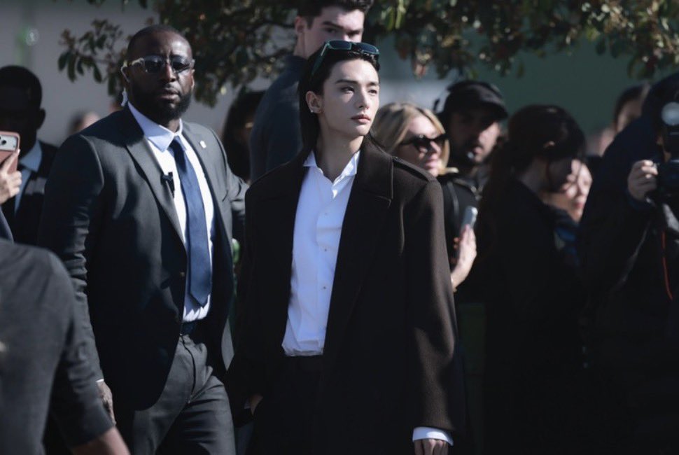 aerihwng's tweet photo. scarlatto | hyunho au! 🔞

Un temido mafioso italiano y el caprichoso hijo del presidente, ambos atados de manos y pies por una venganza que debió llevarse acabo sin dudar ni un segundo. Antes de que aquel corazón de sangre escarlata fuese conquistado. https://t.co/eYBXwgZlL8
