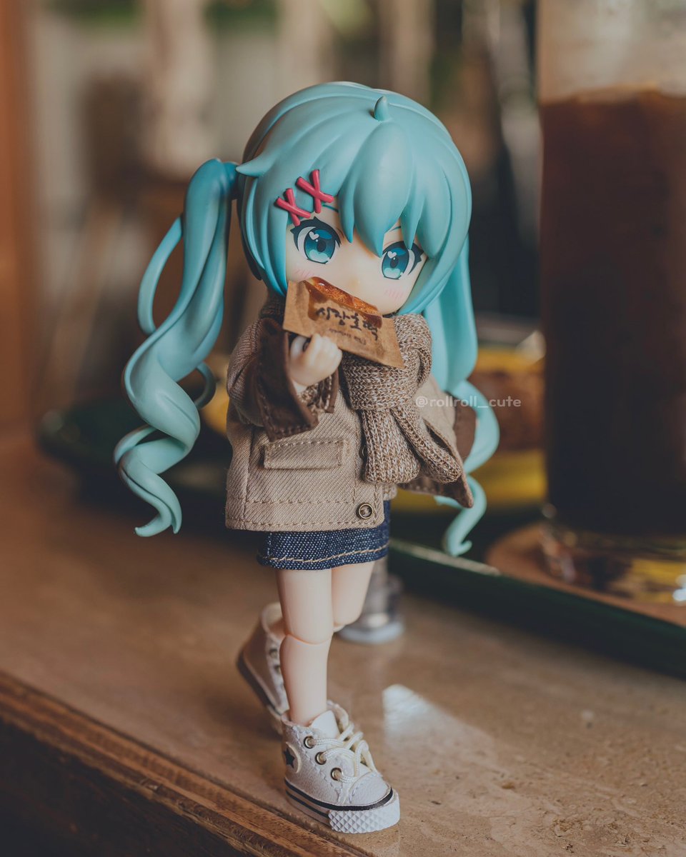 rollroll_cute's tweet photo. 냠냠 😋

의상 : @B2happytoseeu 
호떡 : @Gavi_kitchen 

#miku #mikuart #비투샵 #가비키친 https://t.co/P4Gx5hdqYw