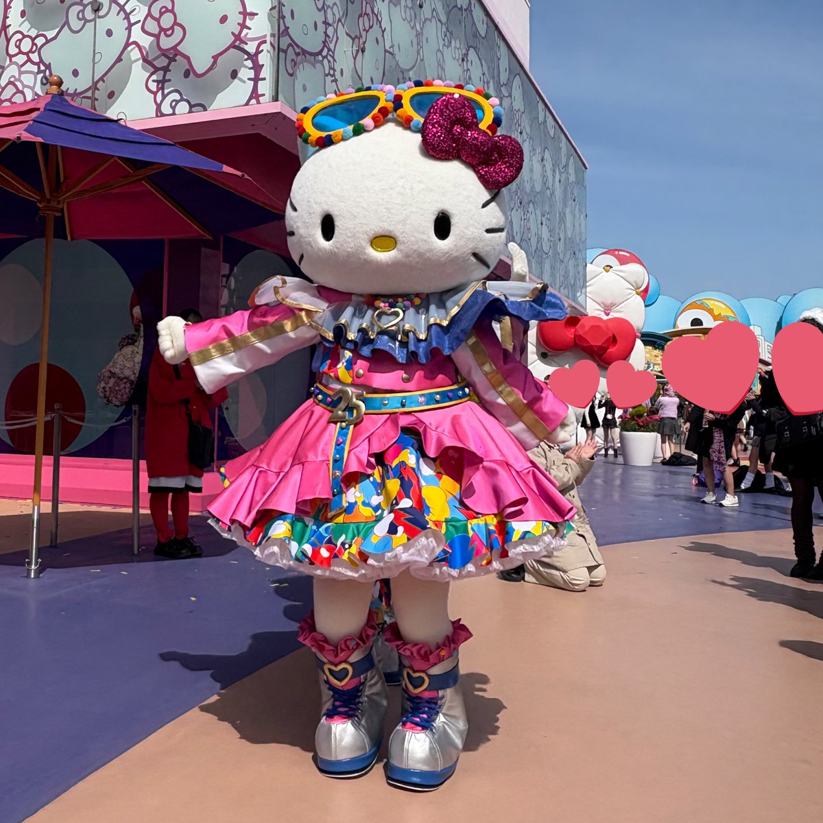 25周年の特別なお衣装のキティちゃん、ダニエル可愛すぎて