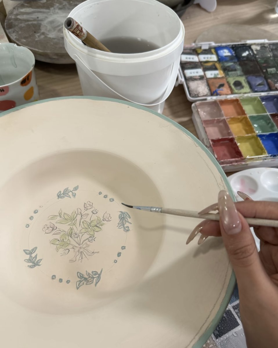 BeautifulJDZ's tweet photo. Painting plates in Jingdezhen https://t.co/1wzbPA1LQT