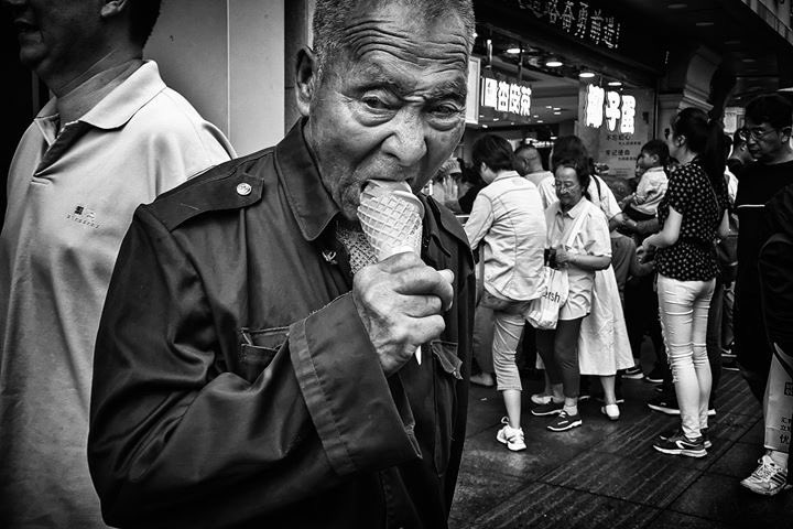 shuttermaniacs's tweet photo. 上海の顔。

#streetphotography
#streetportrait
#Shanghai
#blackandwhite
#snapshot https://t.co/uUysgaqHwx
