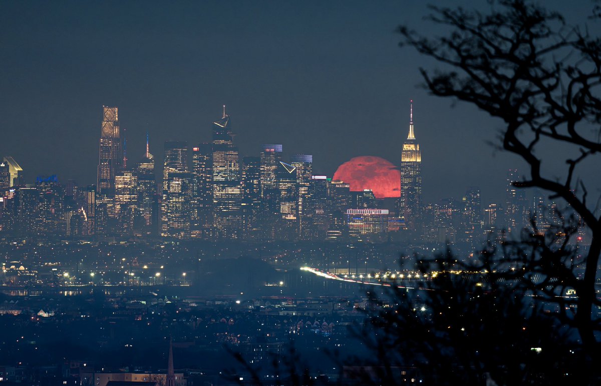 DanTVusa's tweet image. Tonight’s Moon rising above midtown Manhattan. 🌕
Photographed this from over 15 miles away in New Jersey. 
#NewYorkCity #WormMoon